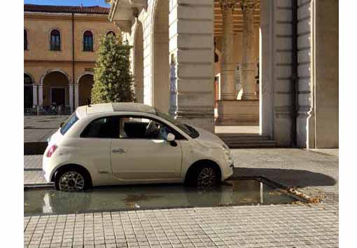 SAN DONA': AUTOMOBILISTA FINISCE CON L'AUTO DENTRO LA FONTANA